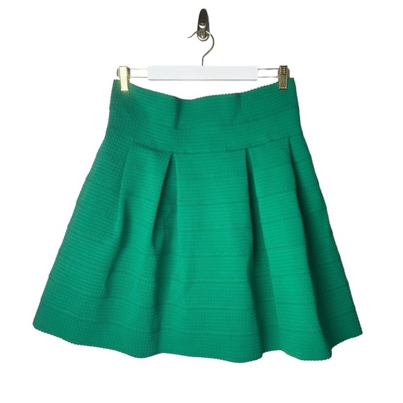 H&M Green Christmas Skirt Size L Women's Scalloped Elastic Stretchy St Patrick’s - Picture 1 of 7